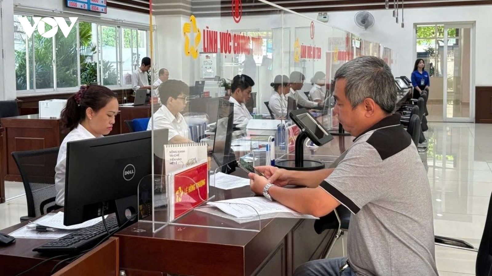 Vận hành chính quyền 2 cấp ở TP.HCM: Chuyển từ "quản lý" sang "phục vụ"